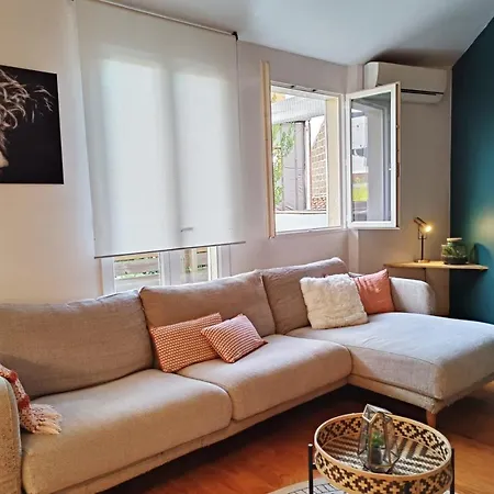 Comfortable Family In Daire Bordeaux